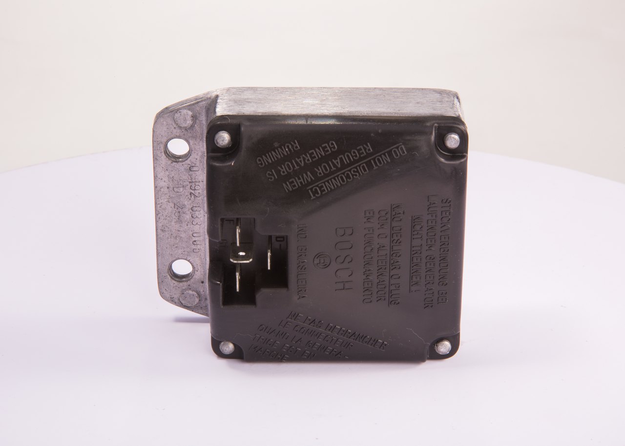 BOSCH 0 192 033 005 Lichtmaschinenregler für STEYR 1390-Serie LKW in Original Qualität