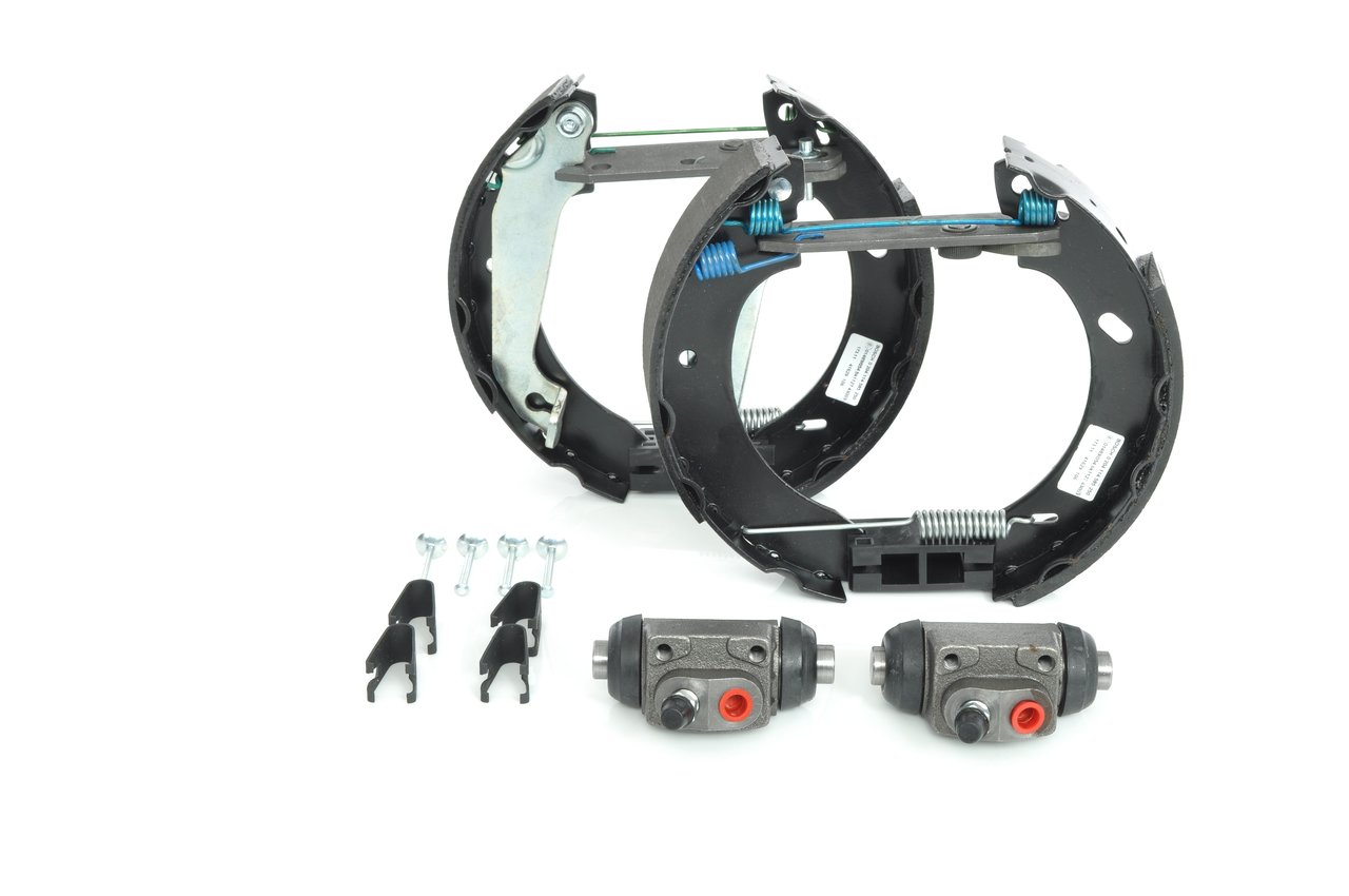 BOSCH 0 204 114 585 Bremsensatz, Trommelbremse mit Zubehör, mit Radbremszylinder