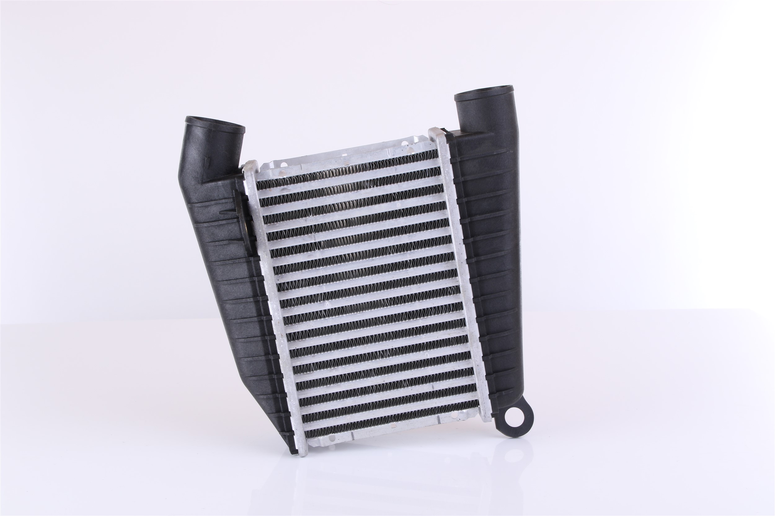 NISSENS 96864 Intercooler utan snabbkoppling, Anslutning vänster, vinklad