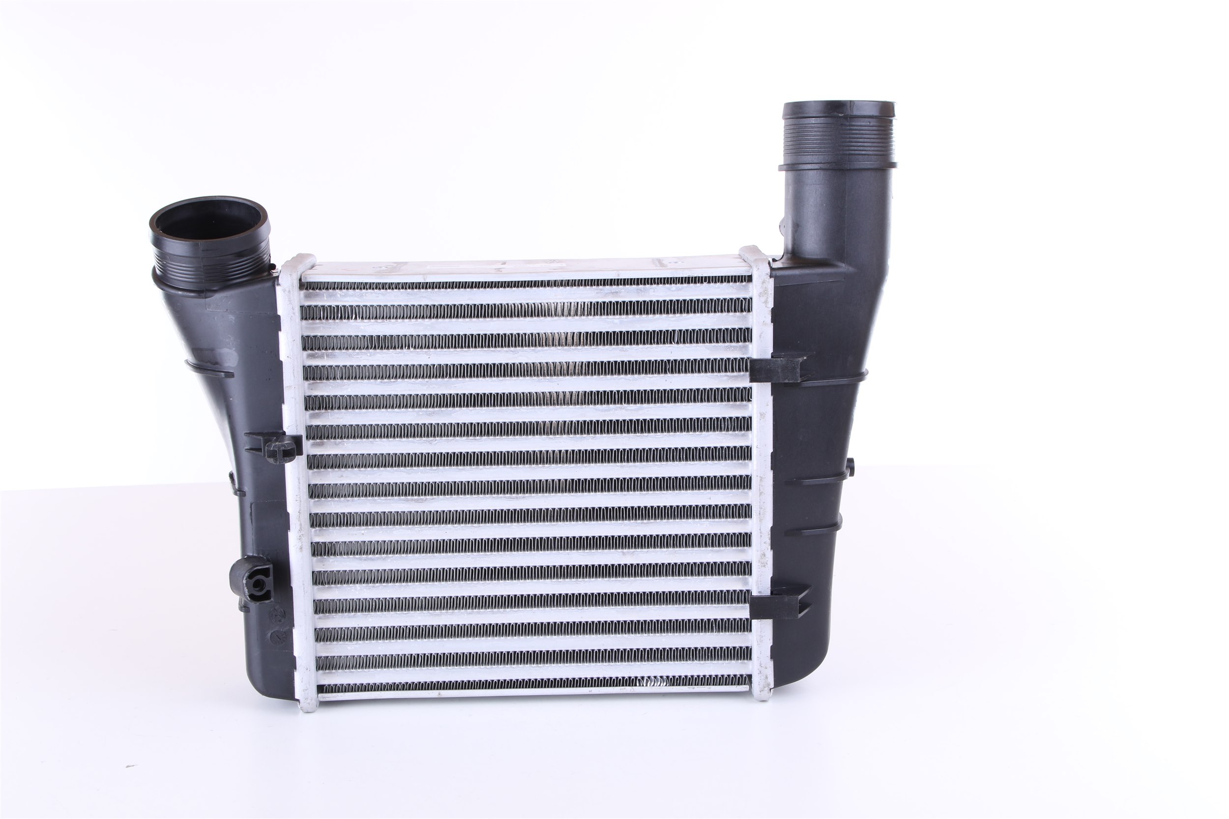 NISSENS 96549 Intercooler sin acople rápido, Conexión izquierda, en ángulo
